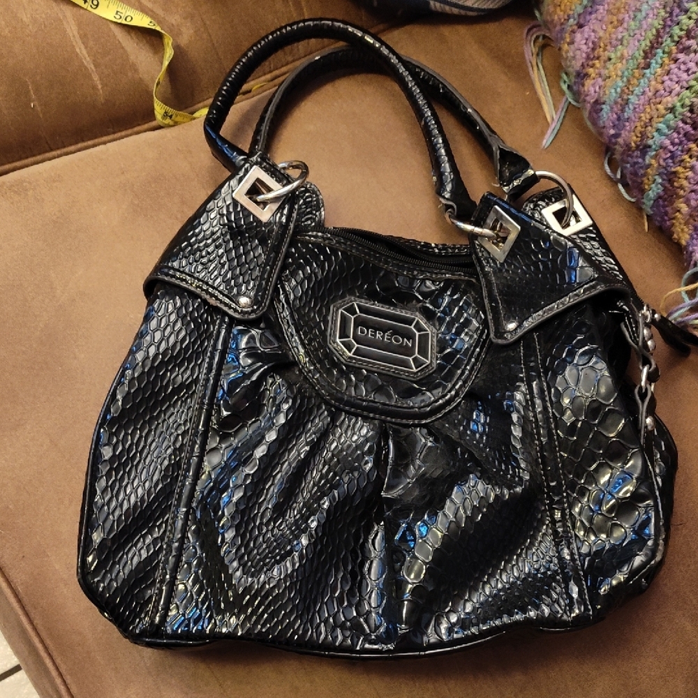 12CBS- Dereon Black Shoulder Bag with Glossy Finish